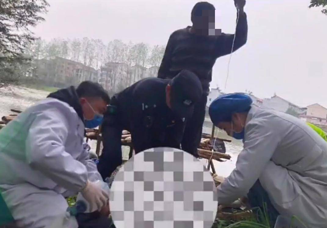 浙江一57岁男子,捡鱼竿时失足坠河,不幸溺水身亡_村民