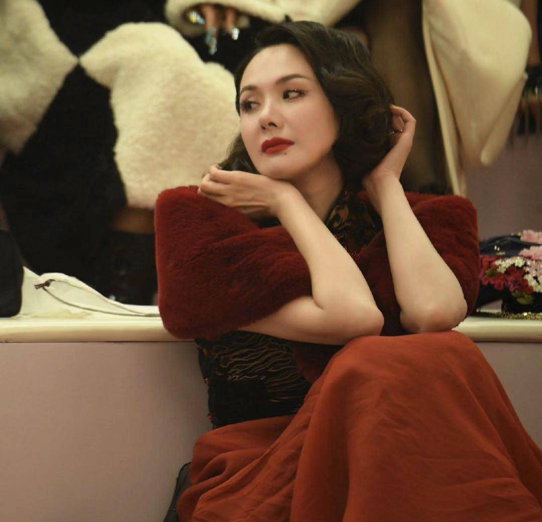 女演员程莉莎,是郭晓冬的妻子,毕业于上海戏剧学院,是人艺的演员,从业
