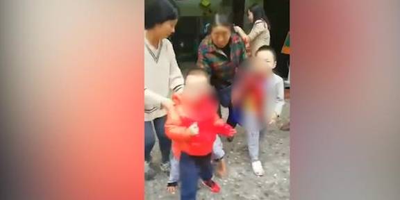 重庆巴南女子砍伤14名幼儿园学生,被警方带走时遭到