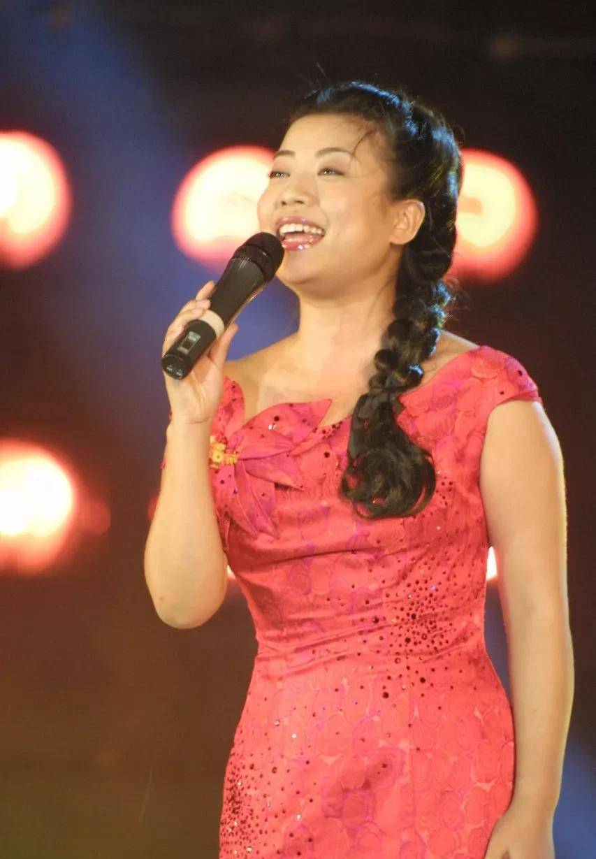 参加央台第二届青歌赛获奖,19岁登上春晚与众星合唱《浏阳河》