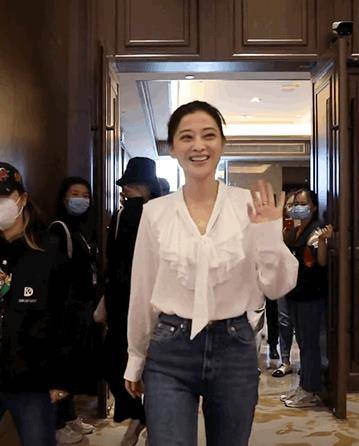 46岁梅婷参加活动被围观!紧身牛仔裤凸显好身材,大长腿甚是吸睛