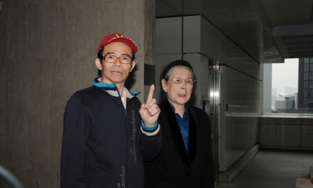 梅艳芳大哥梅启明牵着美女承认出轨,70岁还靠母亲供养毫无羞耻心!