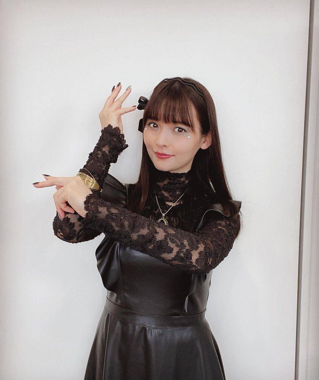 原创特利迦奥特曼卡尔蜜拉与上坂堇官方剧照高跟鞋配黑裙子太完美