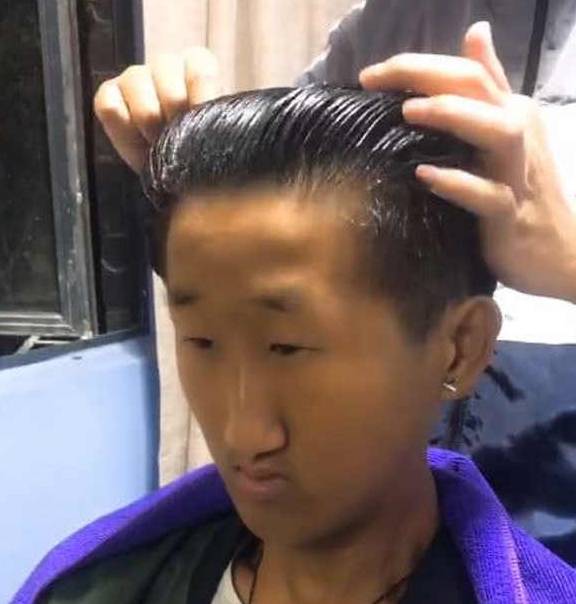 "紧凑哥"终于换发型了,中分撑面子,网友:这是哪来的?