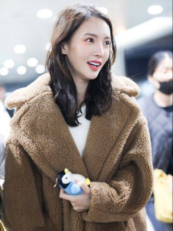 金晨太美了胖胖的棕熊装外套依然可以优雅气质十足