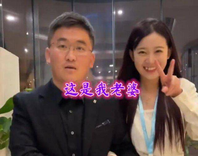 姜涛否认小15岁女友怀孕,牵手动作生疏,吃榴莲和山竹都嫌弃贵