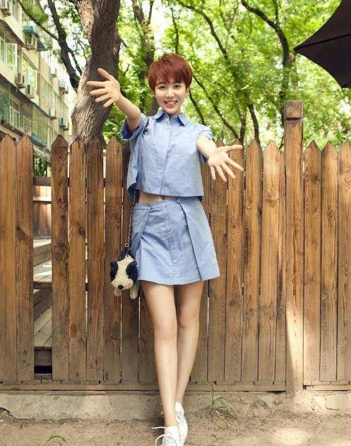 气哭干妈宋丹丹,模特身材,如今人气不断下滑_姜妍