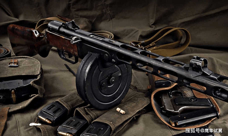 美军在二战中,曾经给汤普森m1冲锋枪配过20发的弹匣,有些部队也装备过