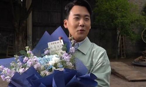 原创德云少主郭麒麟的亲娘是谁新剧杀青近照胖若两人