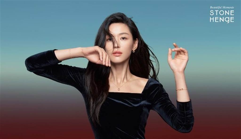 39岁全智贤身材管理太强,露腹肌和马甲线,拍摄气场很强大?_风格