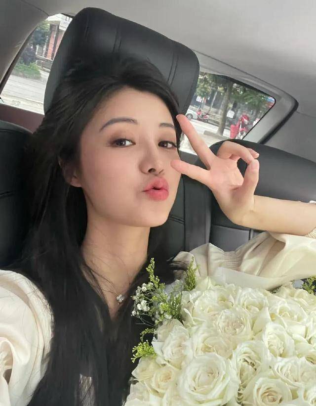 别再磕小小和老吴了!大网红小小101的故事,比你想象的