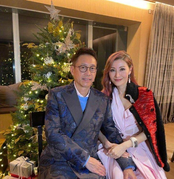 平台,主题活动当天,51岁的李嘉欣和49岁的郑嘉欣都穿着深蓝色的裤子