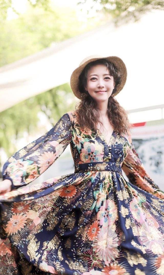 近日,周海媚晒出了自己的一组美照,照片中完全看不出来已经是56岁的人
