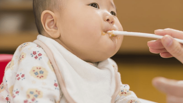 宝宝消化不良时怎么吃辅食？出现喂养不耐受，宝妈记住这样做
