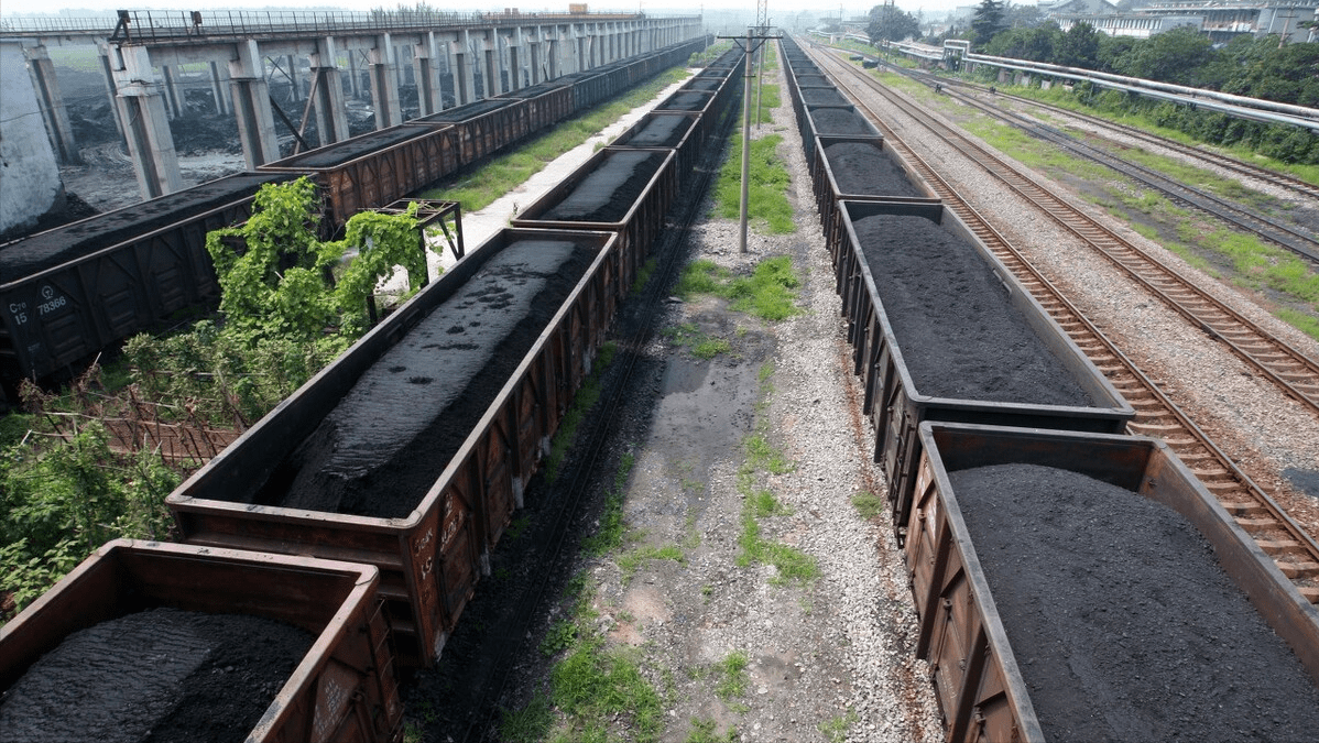 上千吨的煤炭如何从火车上卸下来?实拍卸车全程,大型翻车现场?