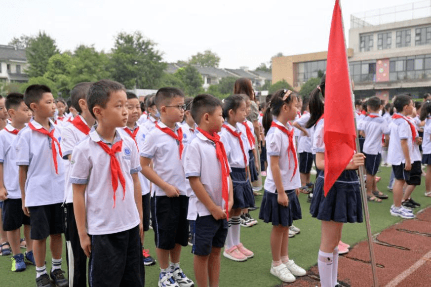 好看指数:★★★★7,成都高新区实验小学校服评价:男生粉蓝,女生粉红