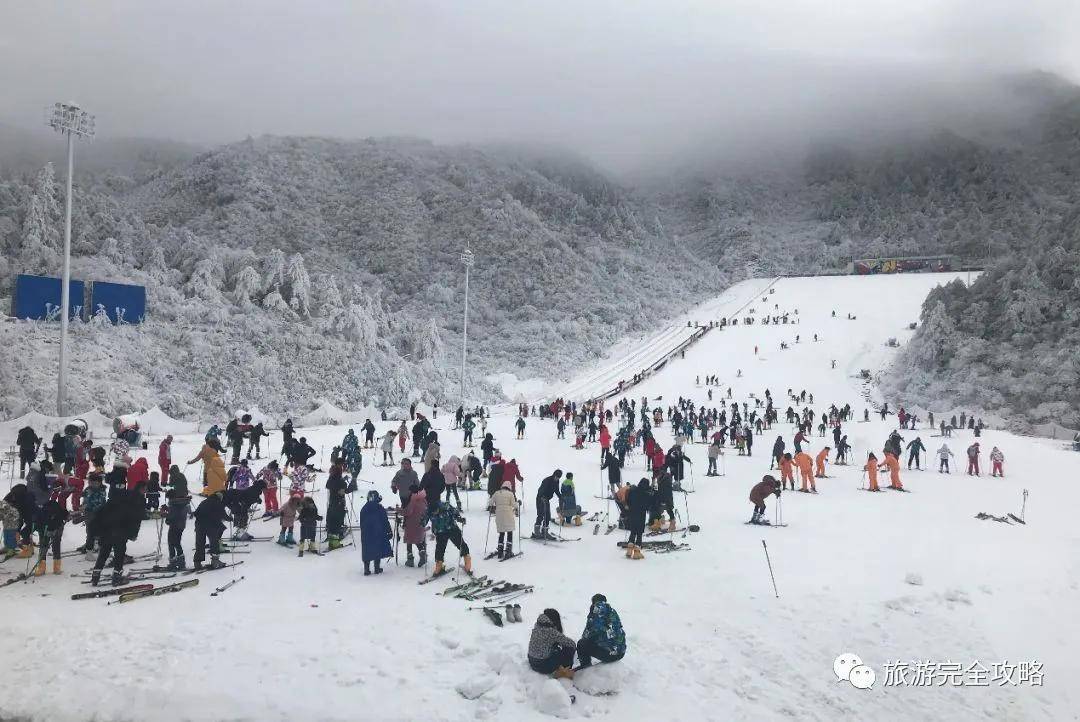 湖北十大冬季旅游好去处-九宫山滑雪场-滑雪既刺激又时尚