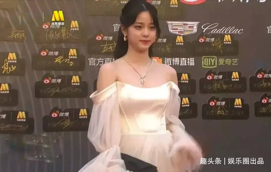 欧阳娜娜出席活动旧照被扒,穿衣不惧显身材,气质不像00后