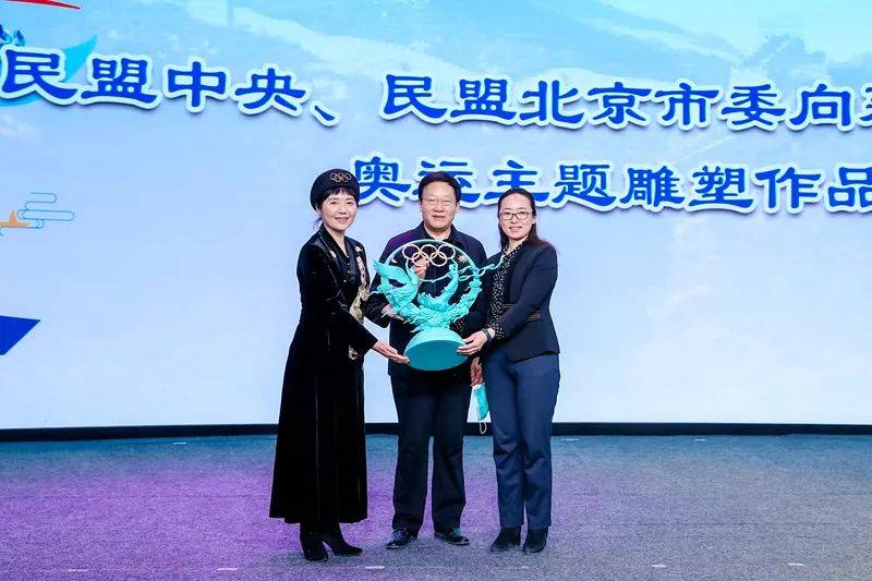 穆鹏对民盟长期以来对延庆各项事业发展给予的关心和支持表示感谢,他