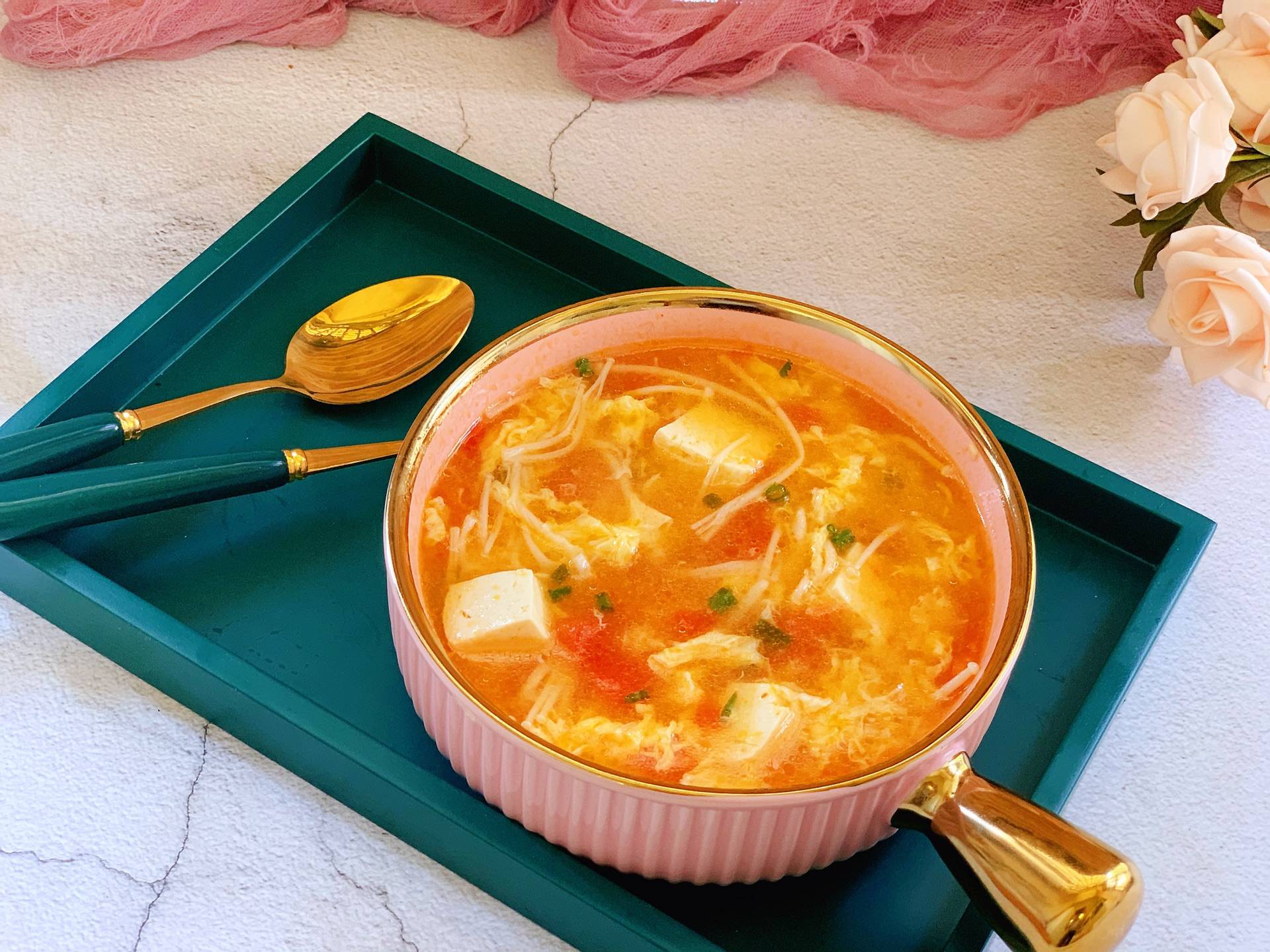 原创天冷多喝汤,分享一道家常番茄豆腐汤,味道鲜美,营养丰富