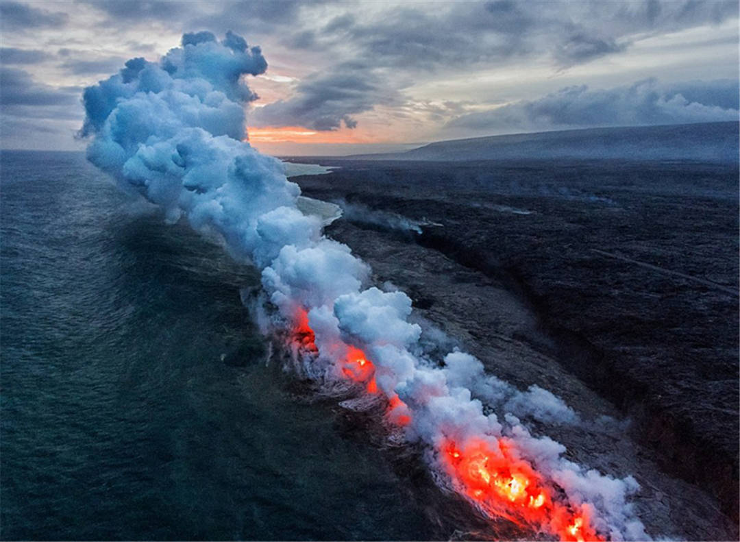 火遇水则灭,海底火山在海里喷发,为什么冰冷的海水浇不灭?