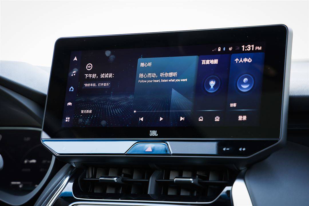 中间的大屏内置丰田智行互联,可以与用户的手机直接关联,即使车辆不在