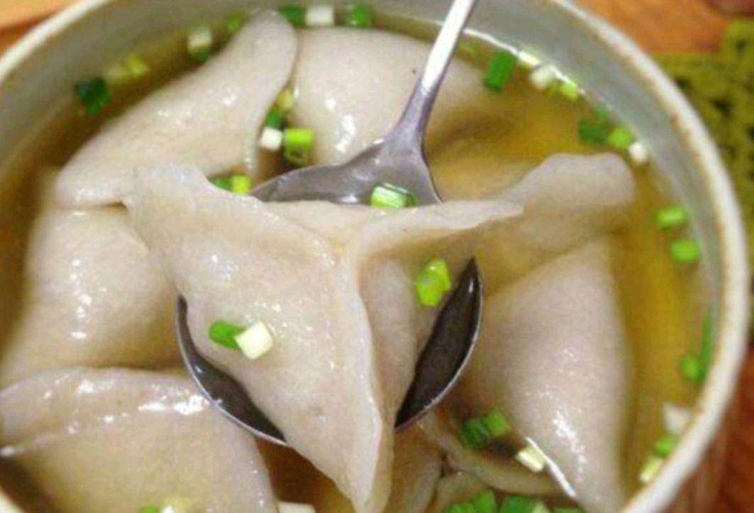 芋饺是用芋头做饺子皮,包上肉馅,可蒸可煮.