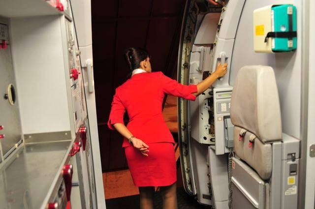 飞机舱门又厚又重,为什么必须让空姐手动开关,而不采用智能门呢