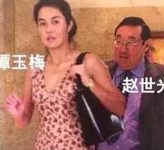 外 何莉莉生下儿子,赵世光就变了. 他不再回家. 总在外游荡.