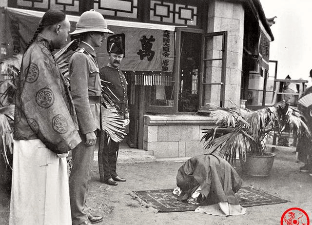 清末老照片:清政府官员奴颜婢膝,磕头祝贺英国国王加冕_清朝_爱德华七