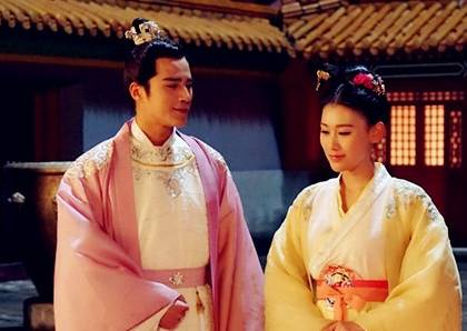 原创北宋太后刘娥临终前不断拉扯衣服,仁宗想到了什么,下令给脱下来