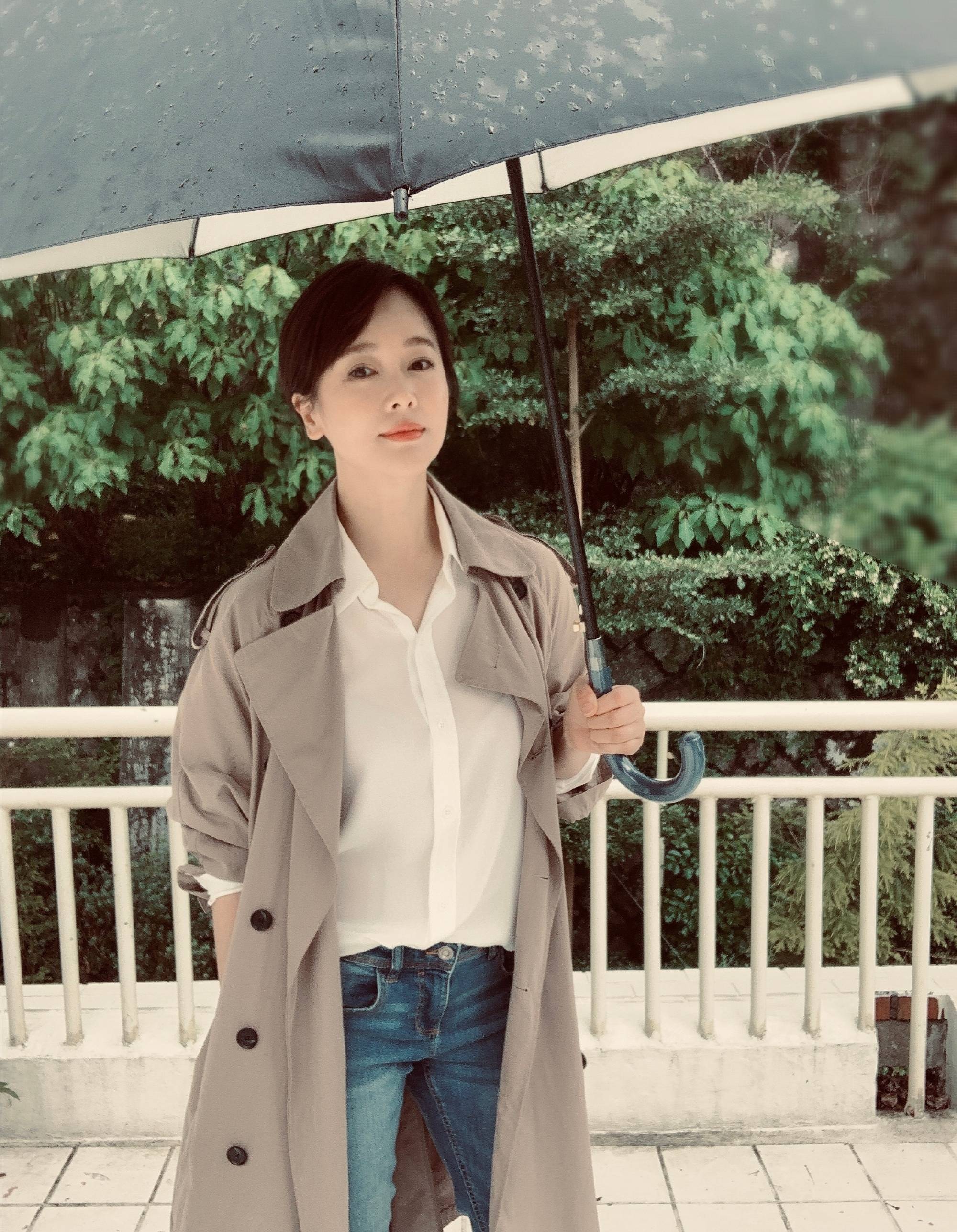 左小青带女儿出镜,母女清爽黑白配造型温馨有爱