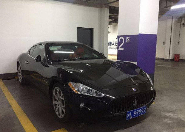 车库里停的玛莎拉蒂,车牌挂5个9,牌子比车还要贵_车子_价格_马贵