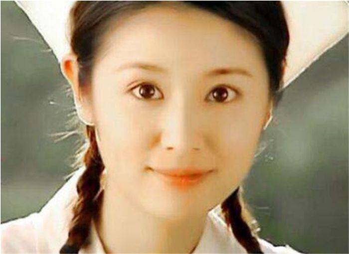《情深深雨濛濛》,在这部剧中她饰演的如萍,到了后期就有扮演护士