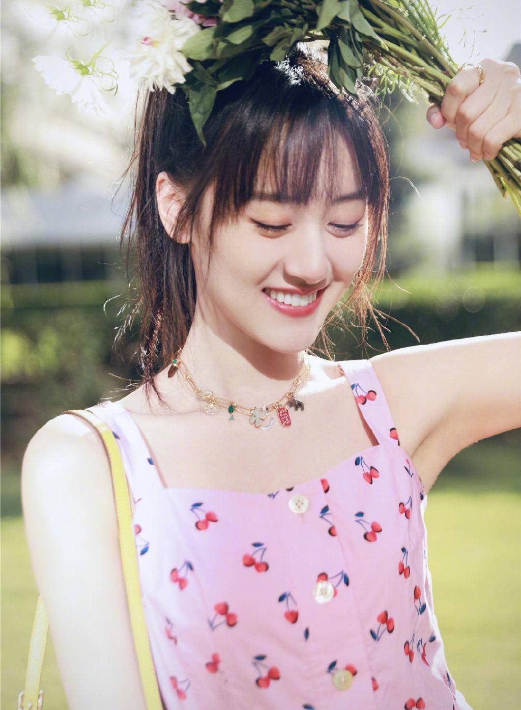 说袁冰妍18岁都不过分,穿小粉裙手拿鲜花,笑起来连空气都甜了_衬衫