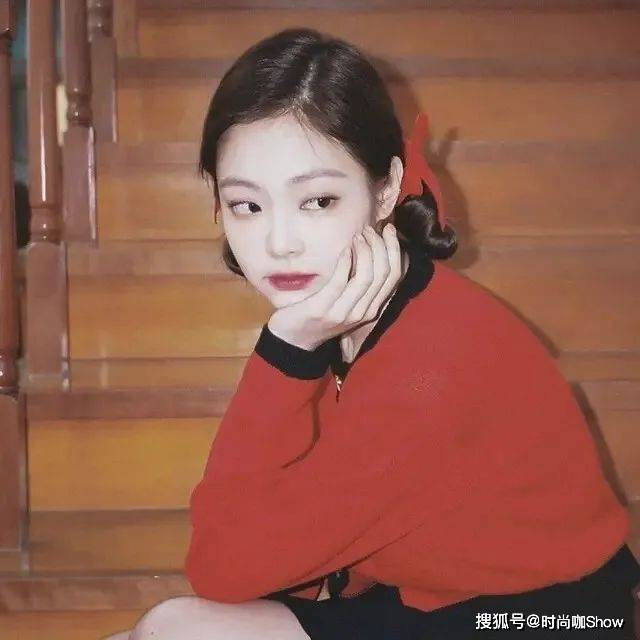 jennie很喜欢的丸子头,就很奶fufu,而且不挑年龄,学生党上班族姐妹都