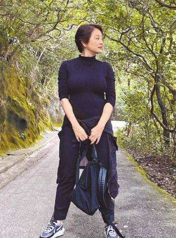 林青霞近照穿衬衫难掩高贵,暴瘦24斤太惊艳,真是美了一辈子_造型_丝巾