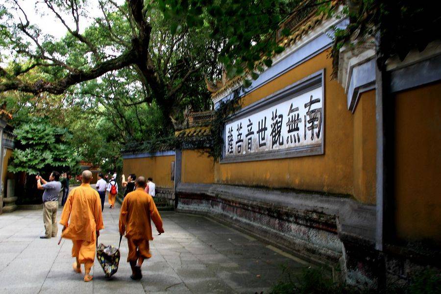 普济禅寺建于宋元丰年间,是普陀山风景名胜区第一大寺.