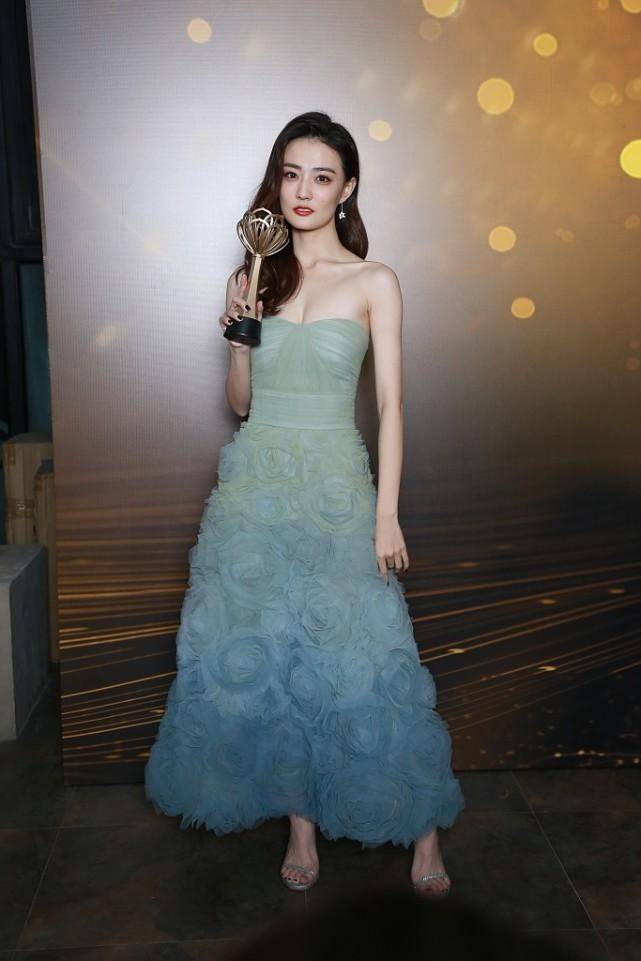 徐璐穿小码的裙子正正好好,裹在身上,感觉显得皮肤更白了_时尚_礼服