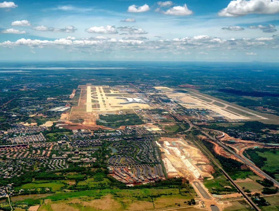 美兰机场航拍图美兰机场的产业价值愈加丰富,空港经济区以及周边的不