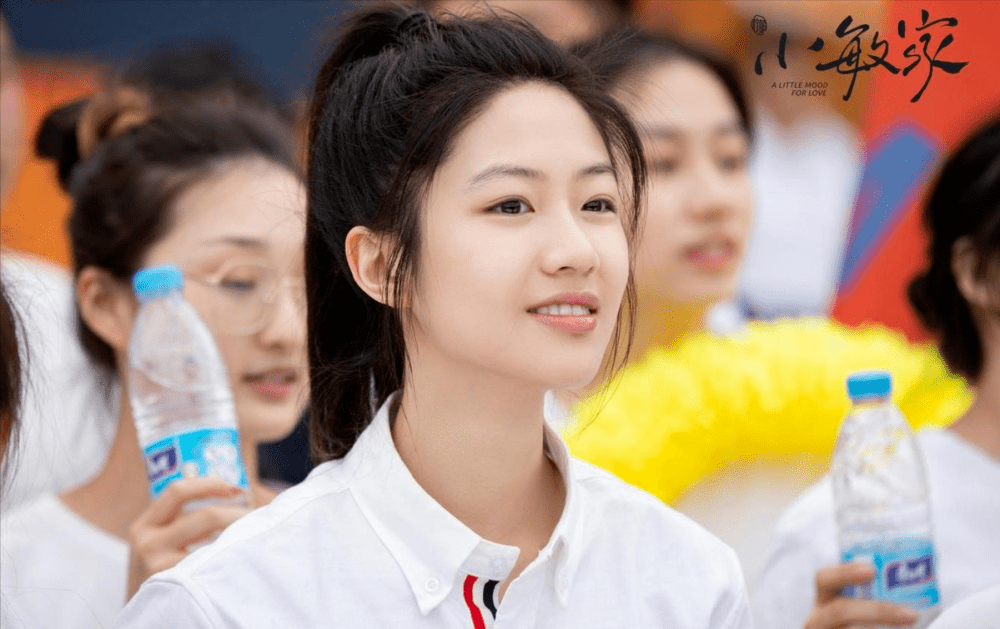 原创小敏家黄磊女儿向涵之穿衬衫配百褶裙有青春大学生那味了