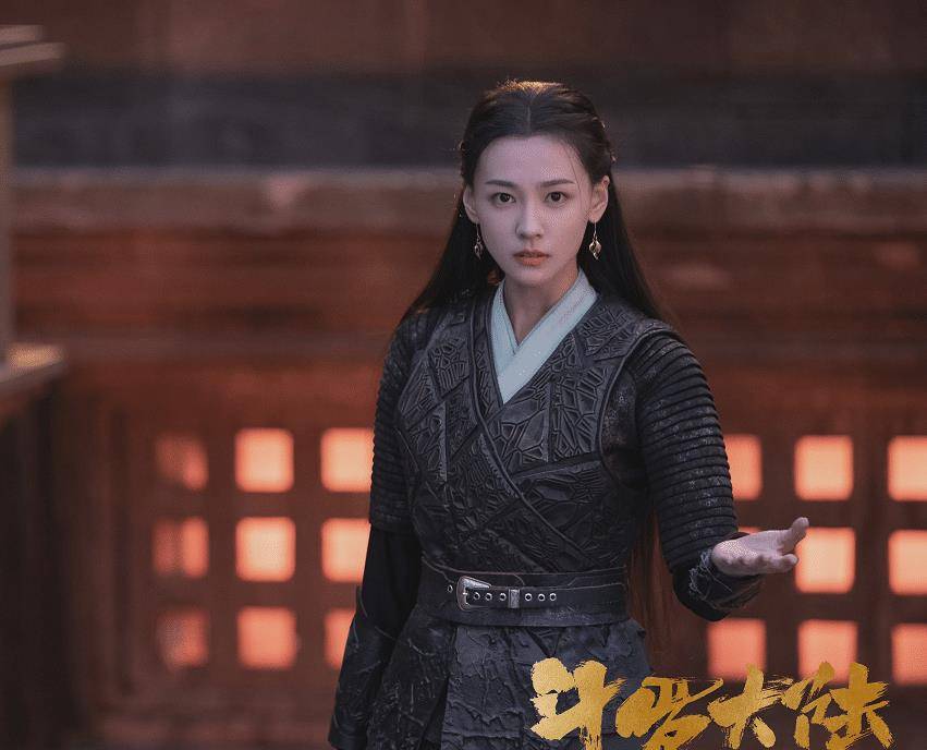 而且丁笑滢怎么说也算是演艺圈中的一位新人演员,不像别的年轻演员一