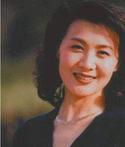 后来,她在《上海的早晨》中饰演的三姨太,获得金鹰奖最佳女配角,并