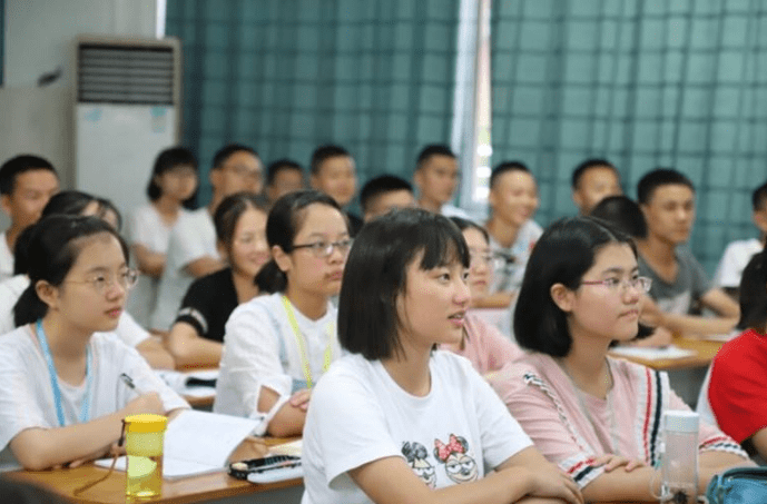 可以找专业老师对其进行补课,保证知识不被落下之前了解到孙卓的英语