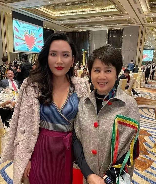 梁安琪未受被抓谣言影响抱着孙子孙女全家合影好开心