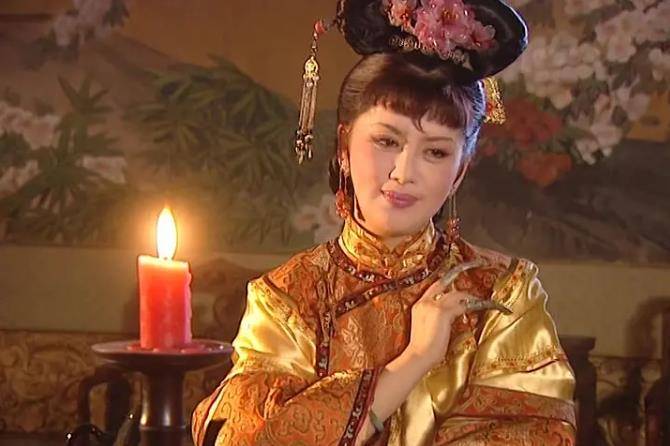 饰演赫舍里的是李晨涛,上海戏剧学院毕业,主要演话剧为主,因此在影视
