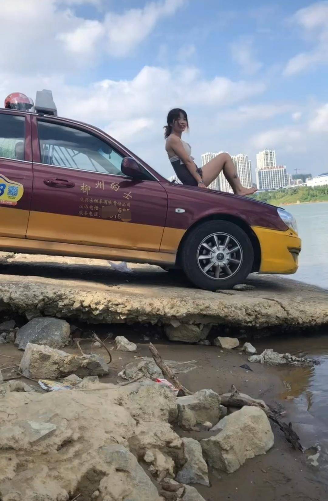 95后出租车女司机因蛙泳姿势太可爱走红网络,网友:不参加运动会太可惜
