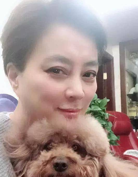 现在李玲玉的儿子杰西也有21岁,混血的长相加上立体的五官,十分帅气有