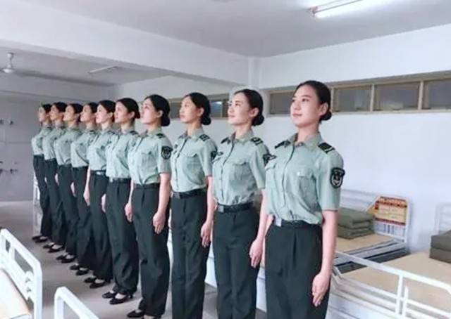原创仪仗女兵队长程诚6小时军姿8斤负重训练不愧是铁娘子军