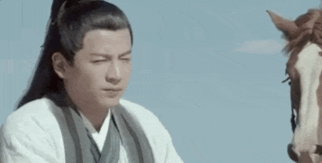 顾剑无法安心囿于儿女私情,只能含着泪把小枫送给半路杀出的豊朝皇子